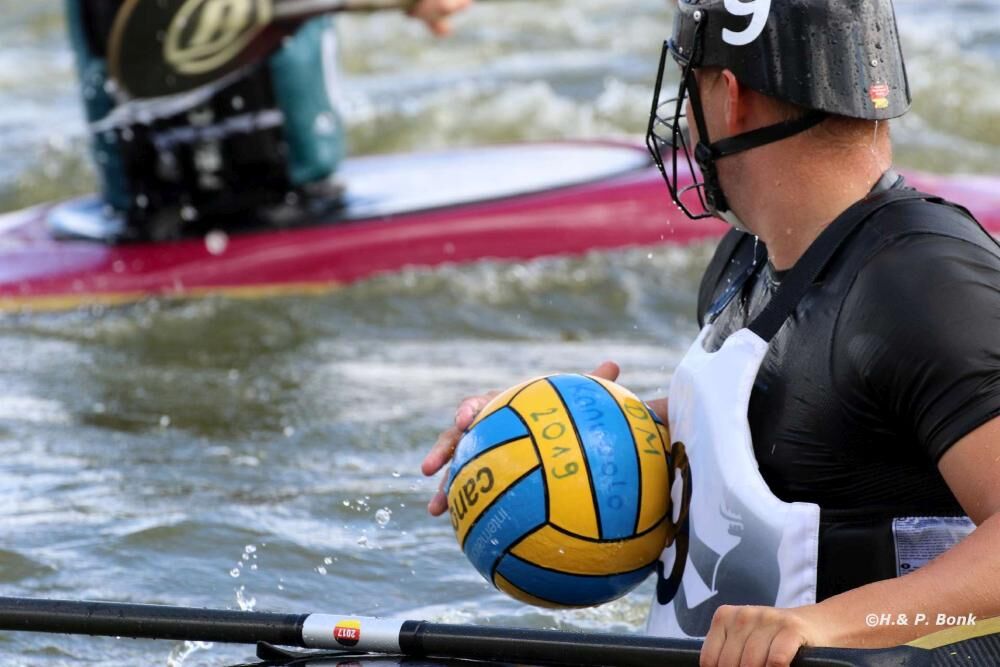 Kanupolospieler mit Ball