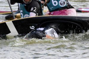 Kanupolo Spieler bei der Eskimorolle
