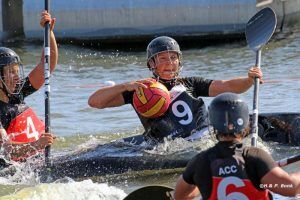 Kanupolo Spielerin mit Ball
