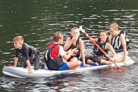 Kinder auf einem SUP Board